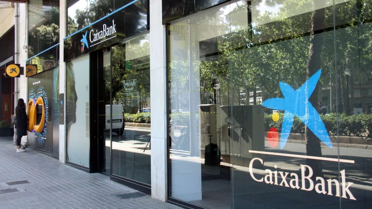 CaixaBank, uno de los bancos afectados Una de las oficinas de CaixaBank en España