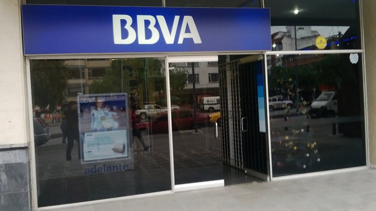BBVA cobrará 2 euros a todos los clientes que saquen dinero por ventanilla