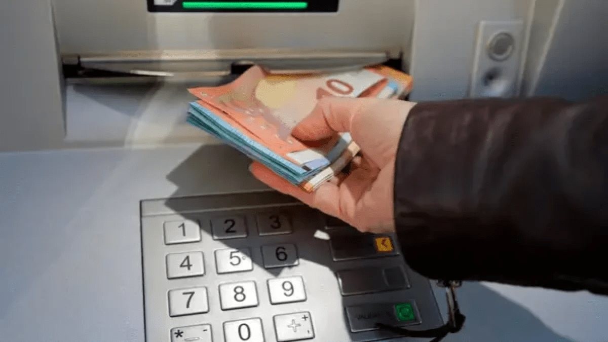 Pensionista sacando dinero del cajero | Envato Pensionista sacando dinero del cajero.