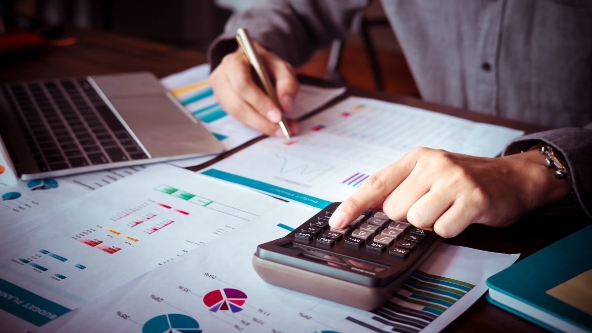 Una persona realizando cálculos