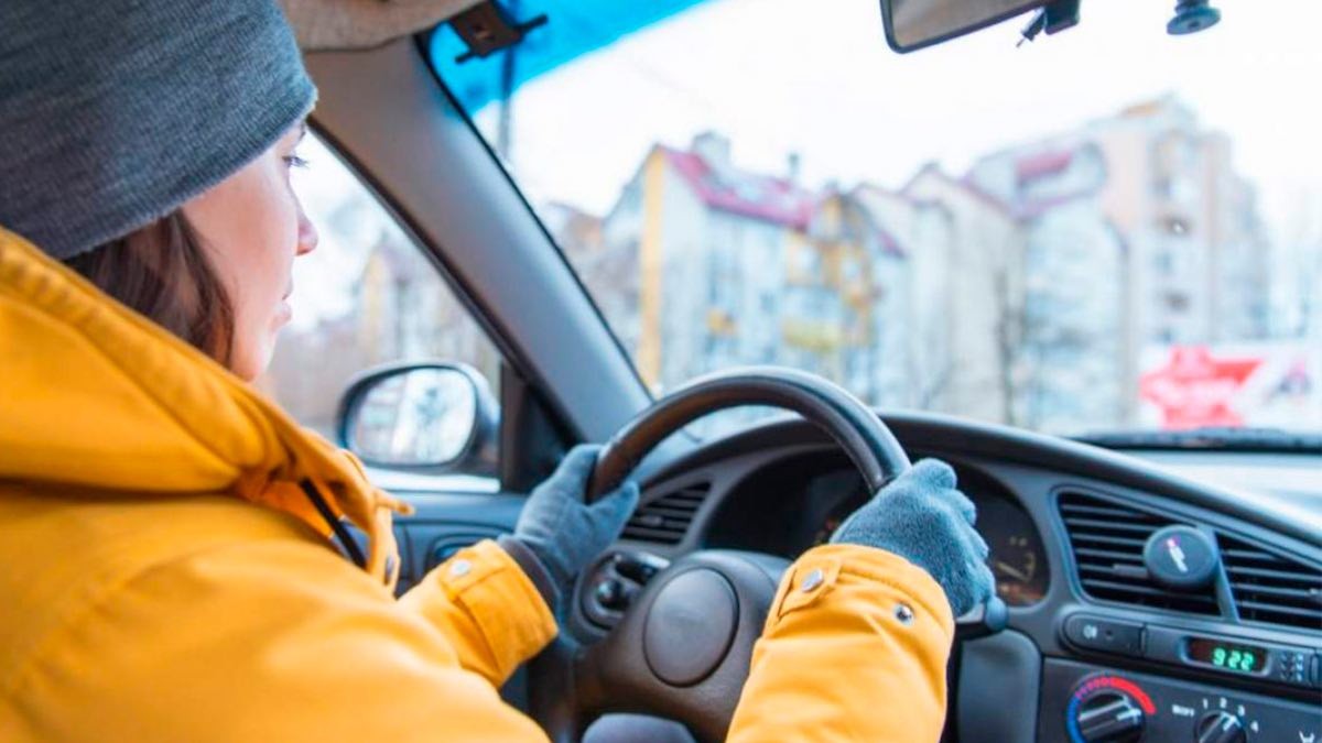 Conductor al volante muy abrigado La DGT avisa a los conductores de las multas por conducir con el abrigo puesto