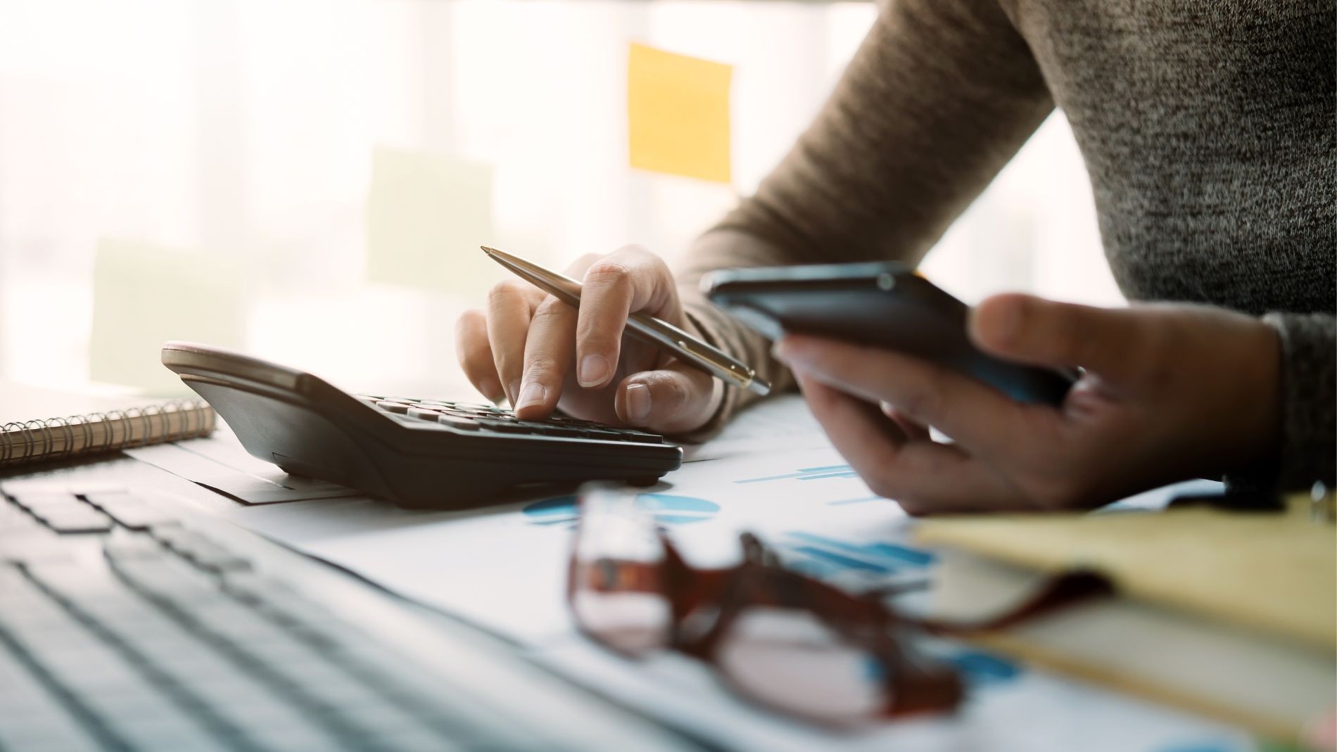 Trabajador autónomo calculando la cuantía del cese de actividad Trabajador autónomo calculando la cuantía del cese de actividad