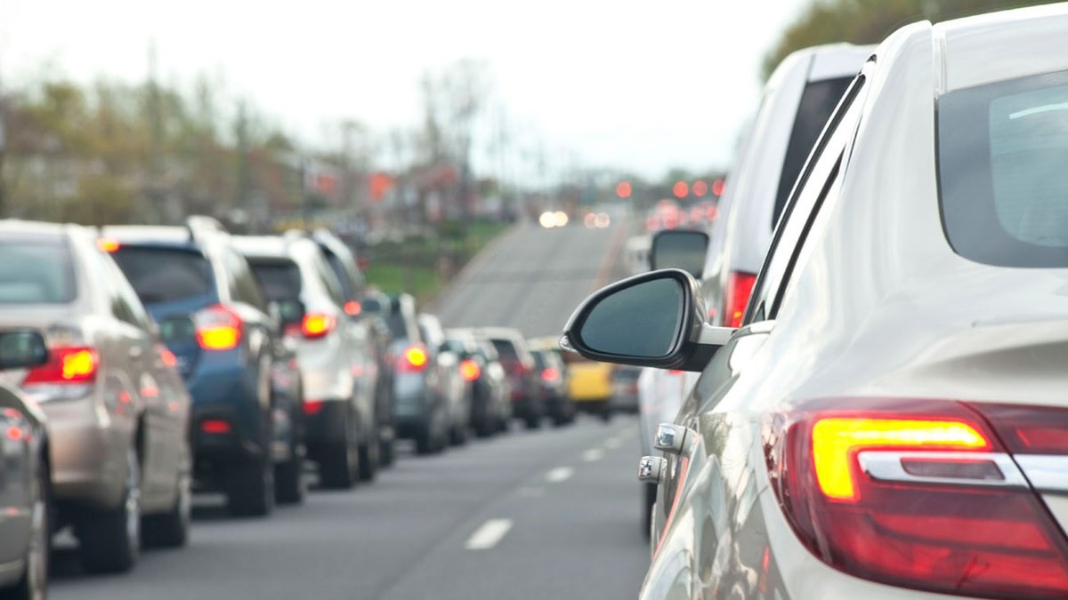 La DGT puede multar con hasta 200 euros por usar los intermitentes de esta manera Coches en carretera con luces intermitentes