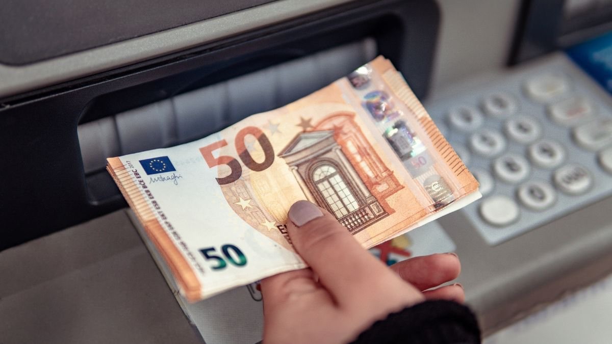 La OCU recomienda no tener más de este dinero en la cuenta corriente del banco