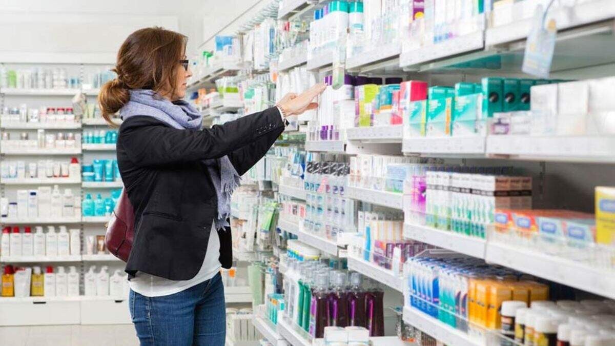 Una persona comprando en la farmacia