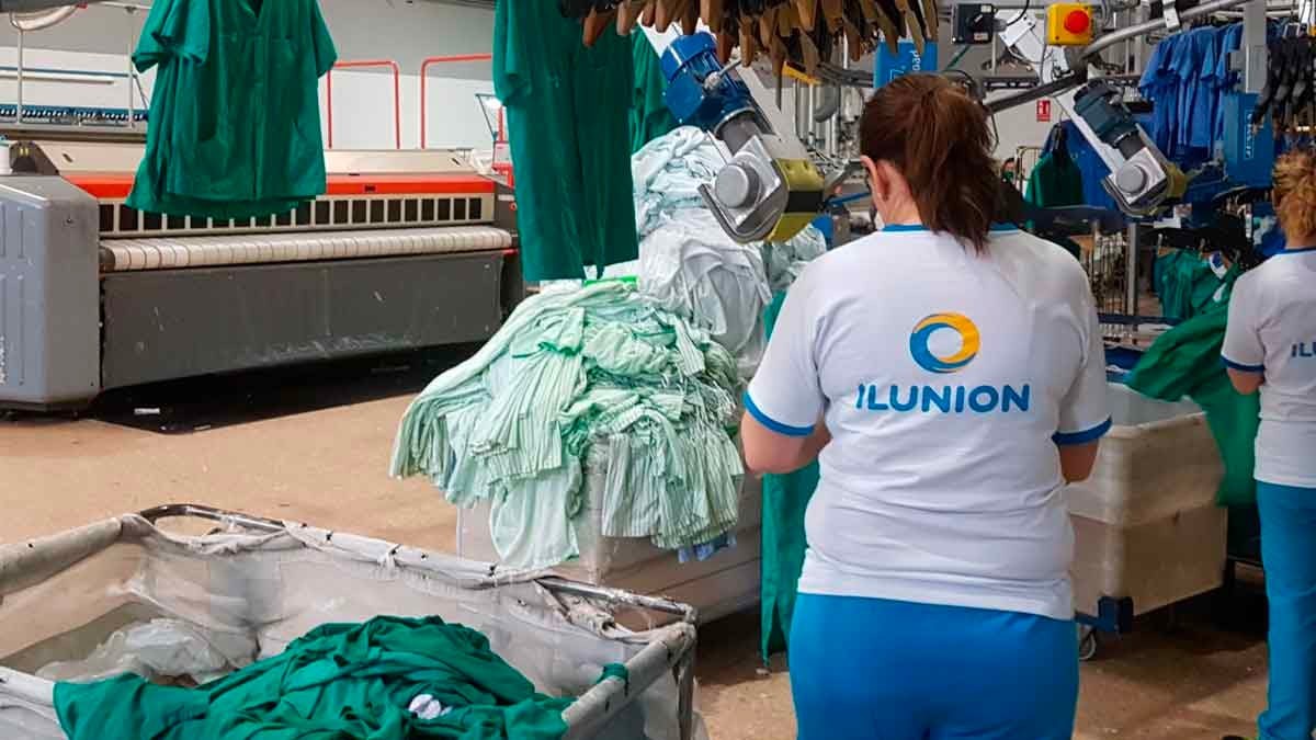 Empleada de Ilunion trabajando
