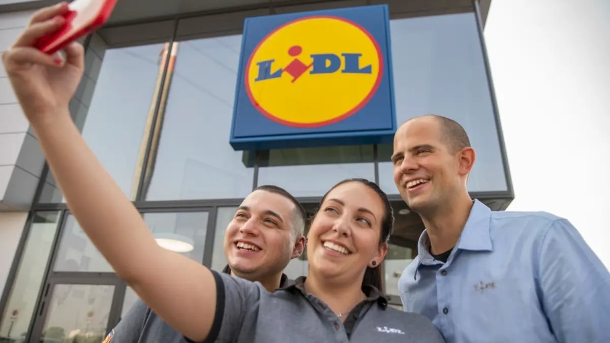 Empleados de Lidl haciendo un selfie