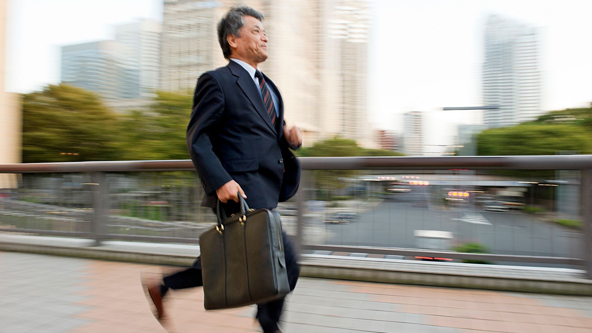 Hombre correr para no llegar tarde a trabajar