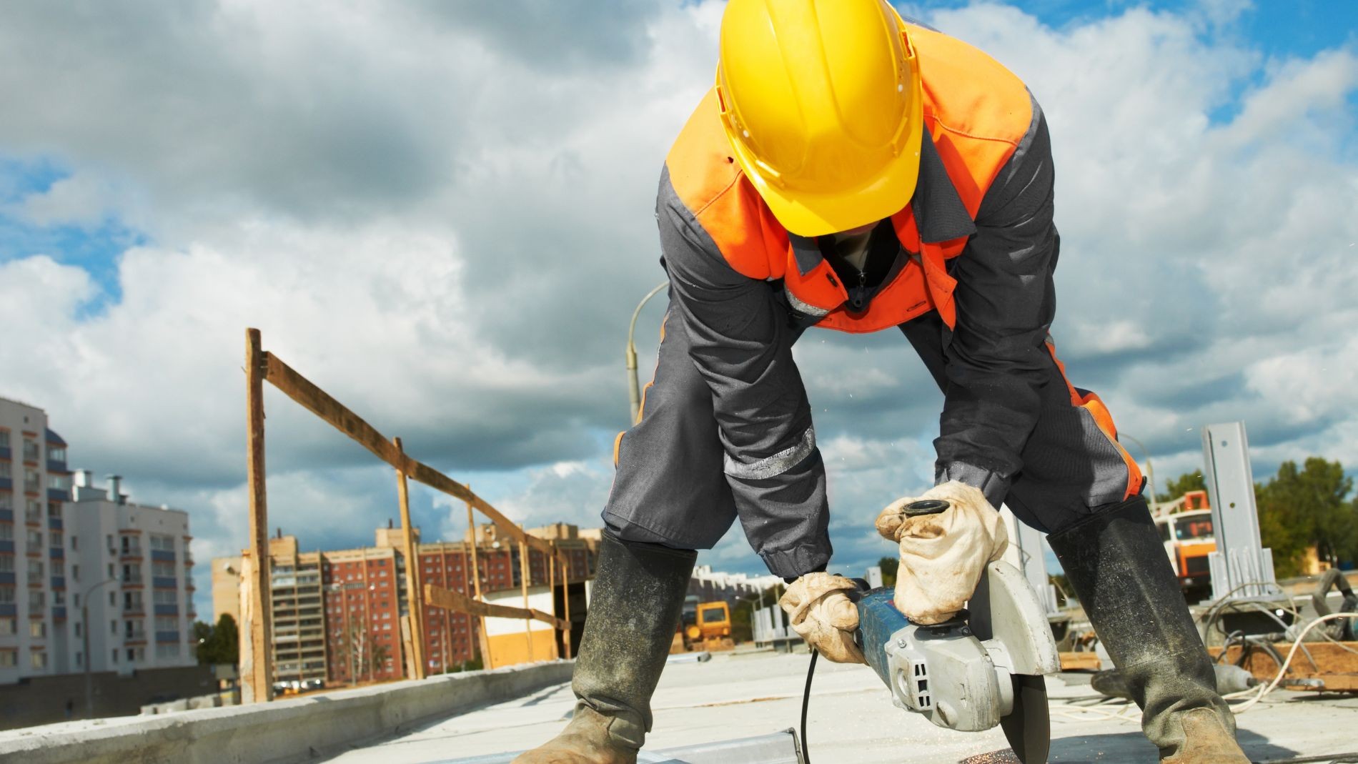 Hombre trabajando en la Construcción hombre trabajando en la construcción