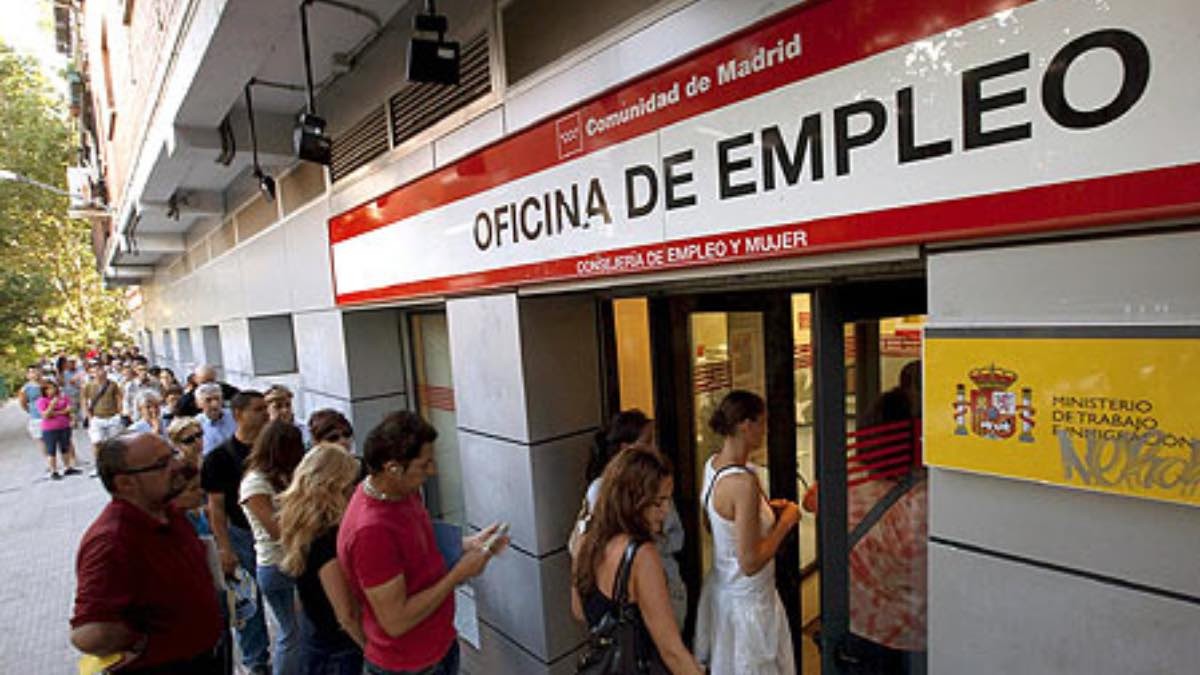 Jóvenes haciendo fila para ingresar en Oficina de Empleo