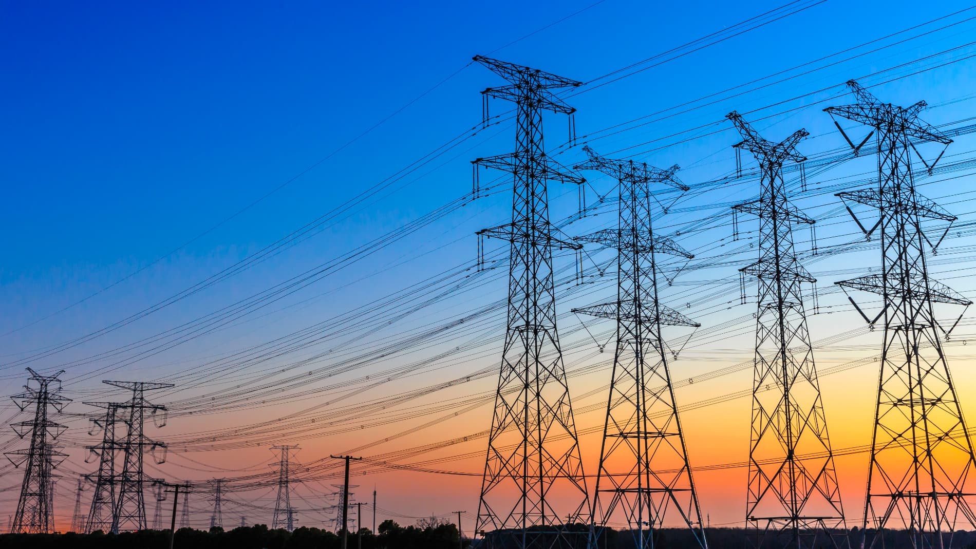 red eléctrica en un atardecer