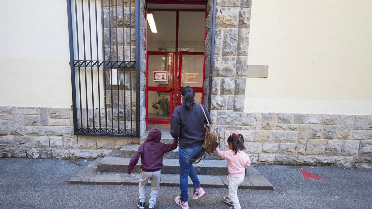 Madre lleva hijos al colegio