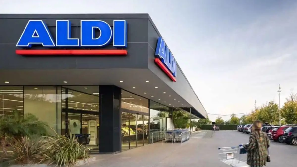 Una persona comprando en una tienda Aldi