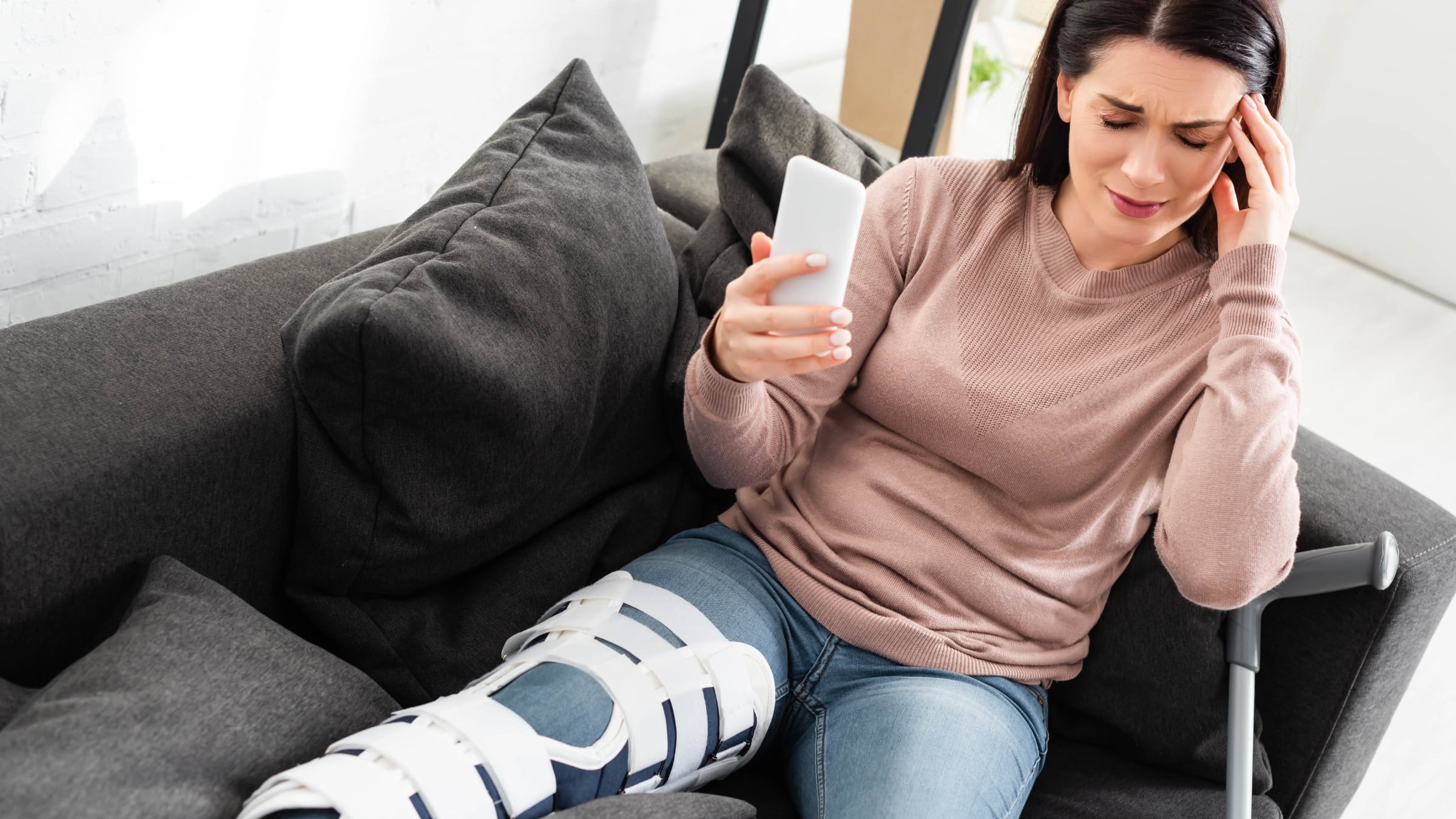 Mujer de baja estresada por la finalización de su contrato