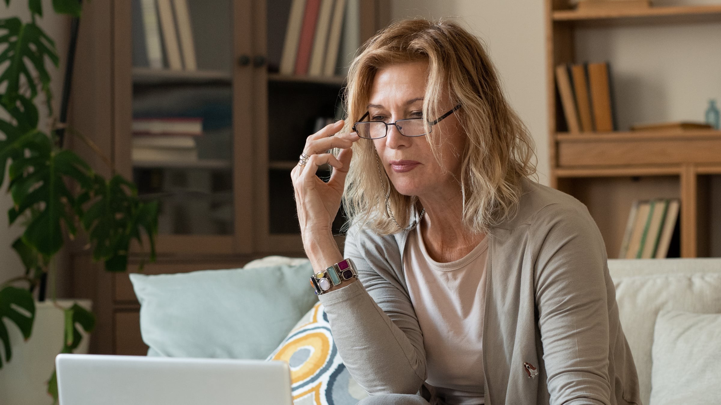 Mujer consulta ordenador cuantías Ingreso Mínimo Vital