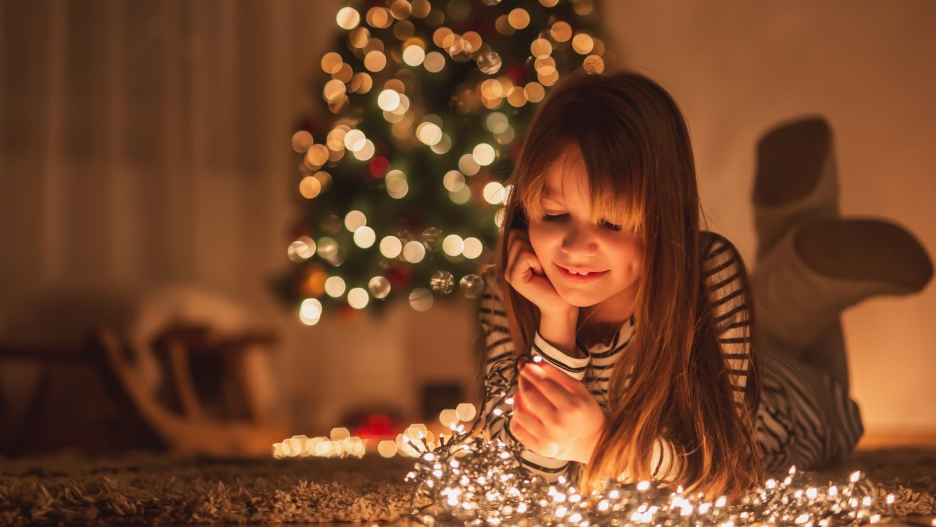 niña con luces navidad