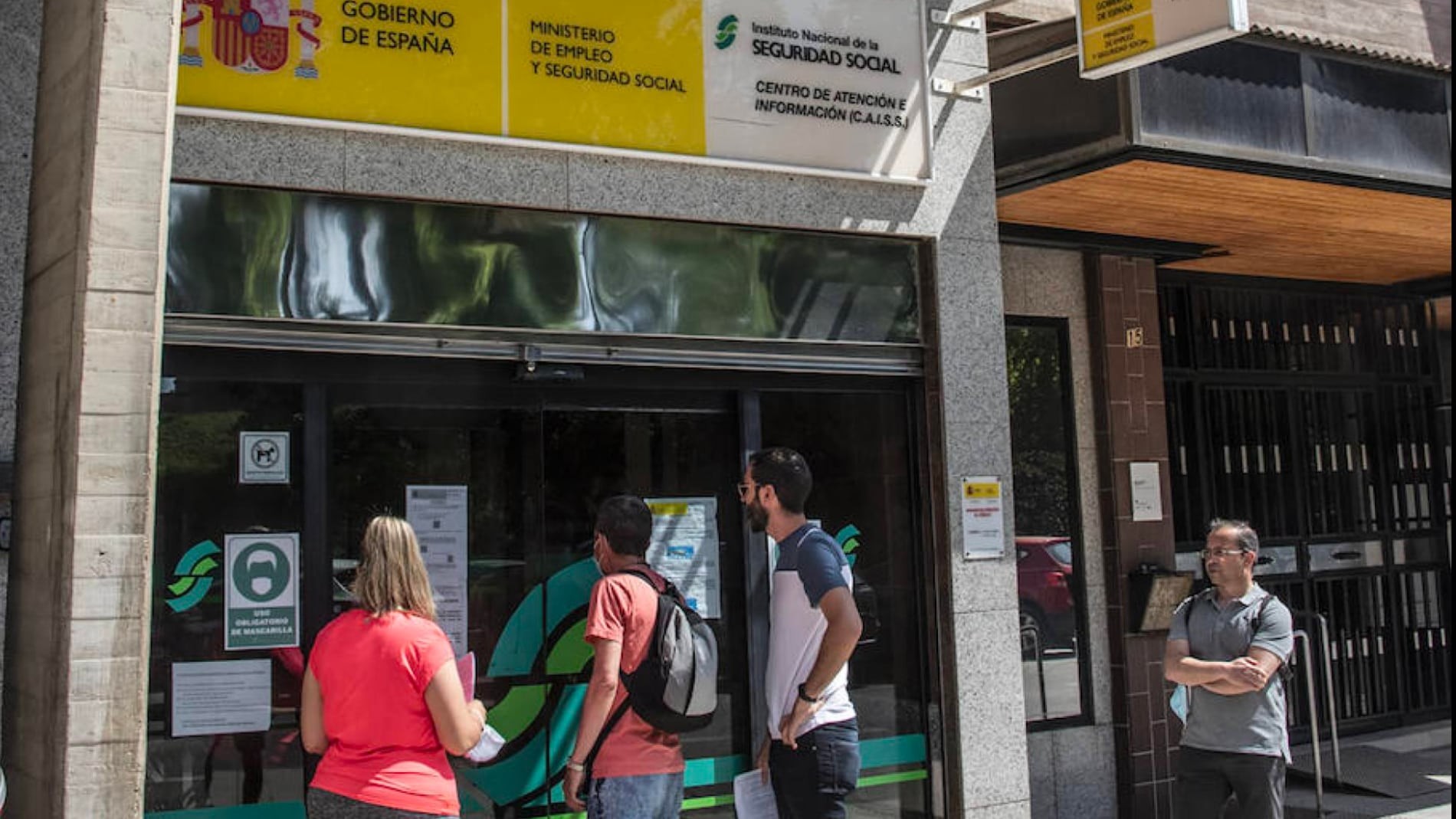 Personas hace cola en una oficina de la Seguridad Social