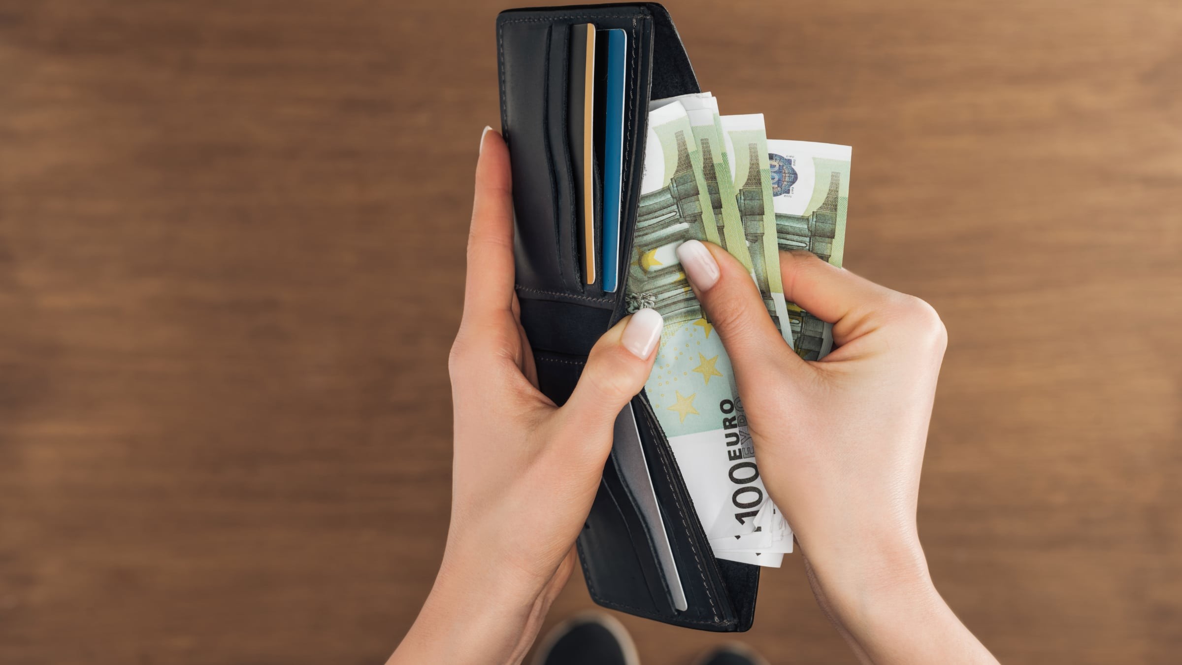 Saca billete 100 euros de la cartera Saca billete 100 euros de la cartera