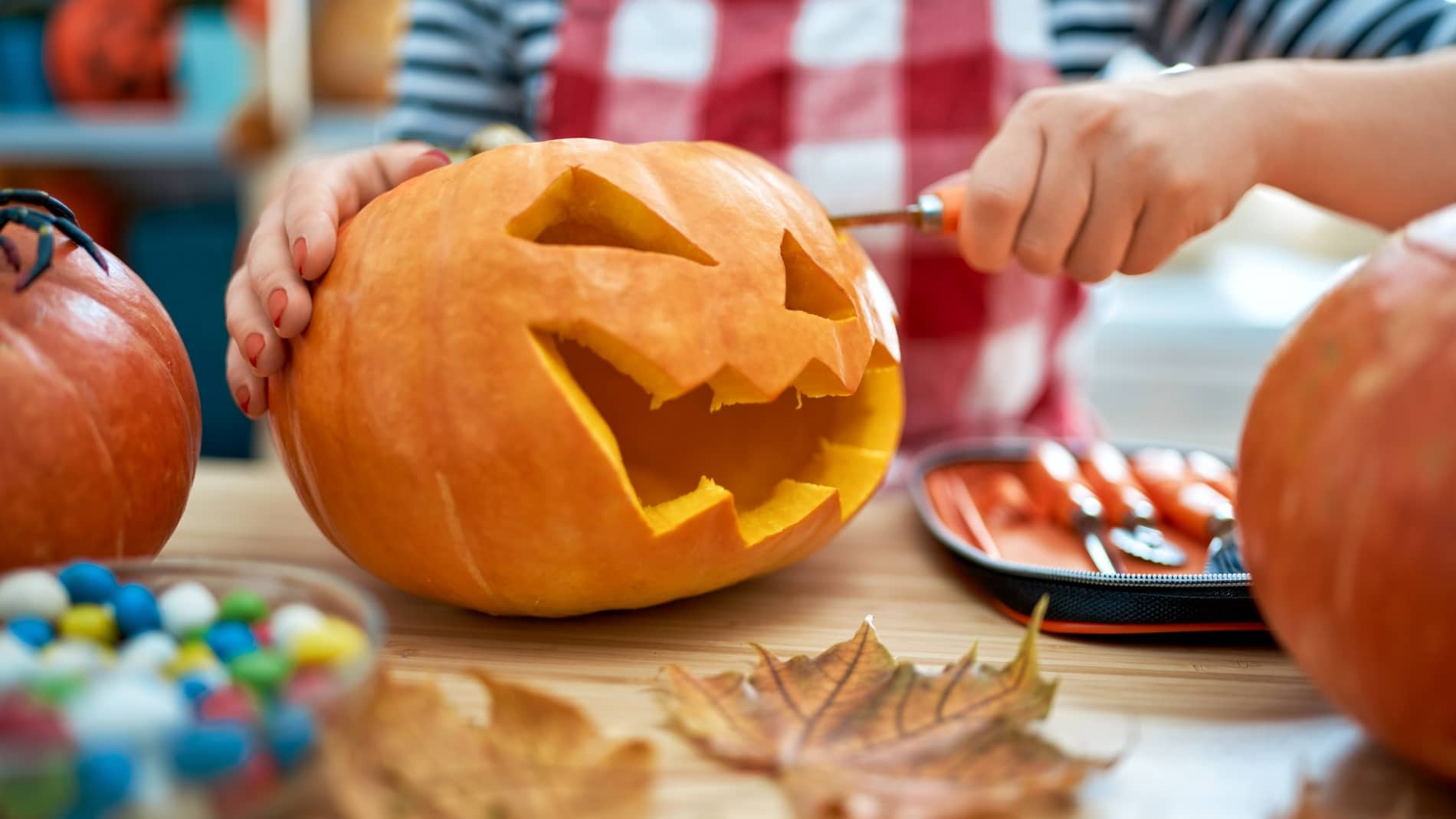 Cómo vaciar una calabaza para Halloween