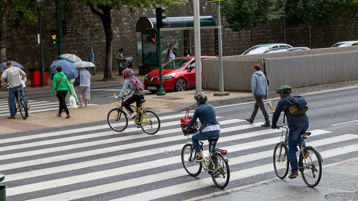 La multa de la DGT a los ciclistas que reclaman los conductores y peatones Ciclistas cruzando la calle