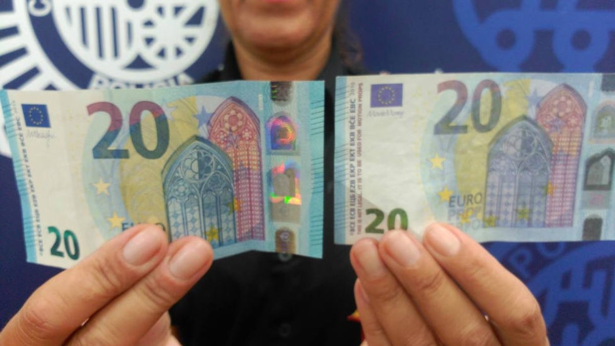 La Policía Nacional alerta: cuidado con los billetes de 20 euros falsos Un agente de Policía Nacional comparando dos billetes de 20 euros