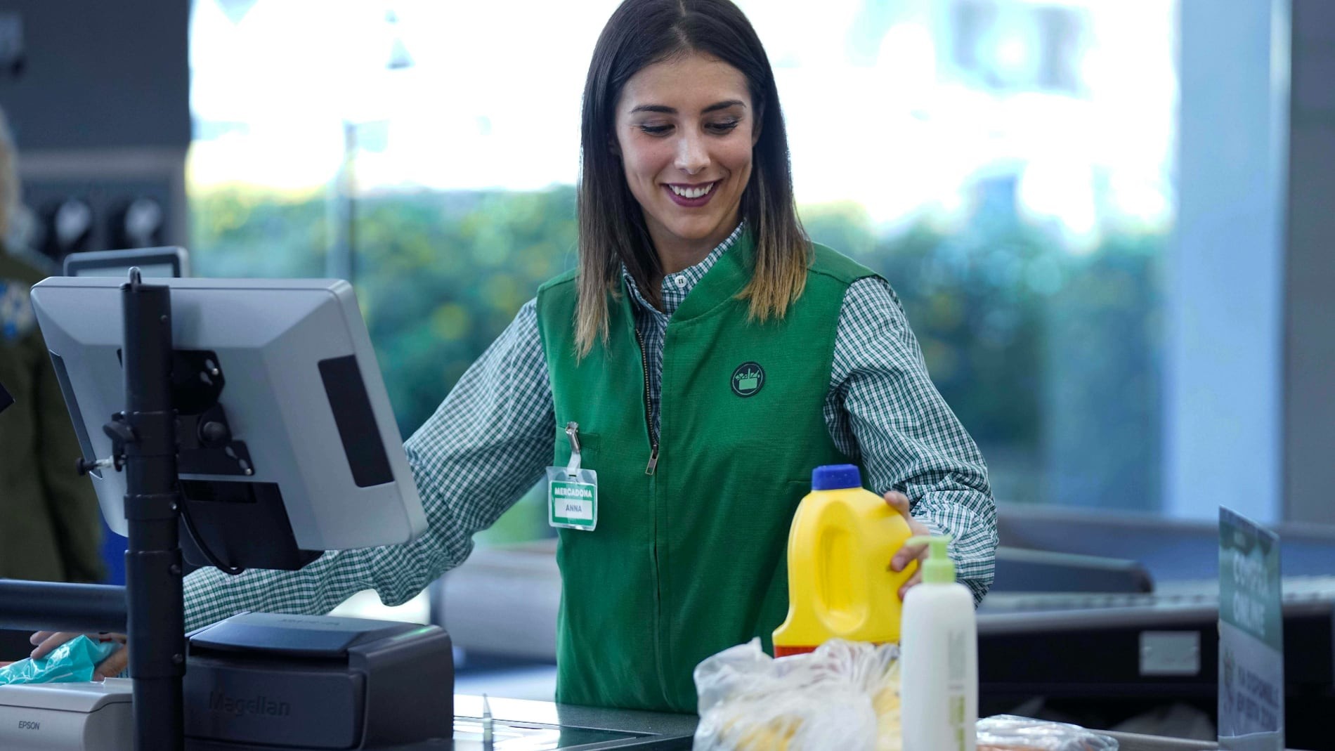 Empleada Mercadona trabajando