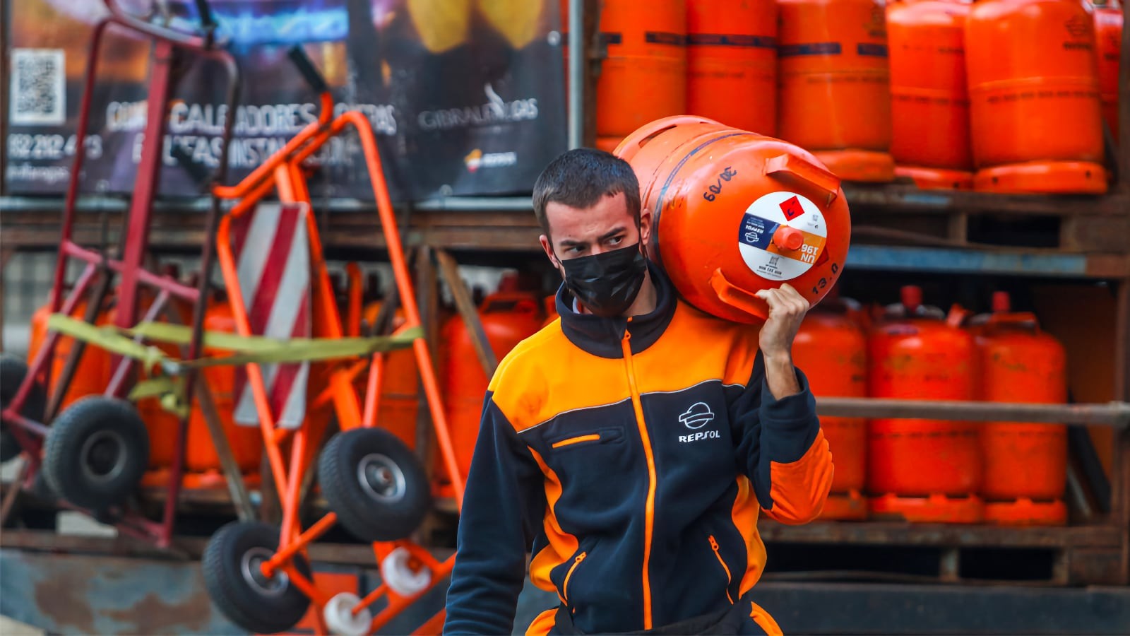 Empleado Repsol bombona butano