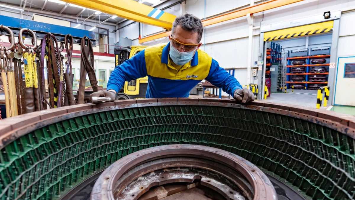 Ofertas de empleo de Michelin para enero Uno de los trabajadores de Michelin