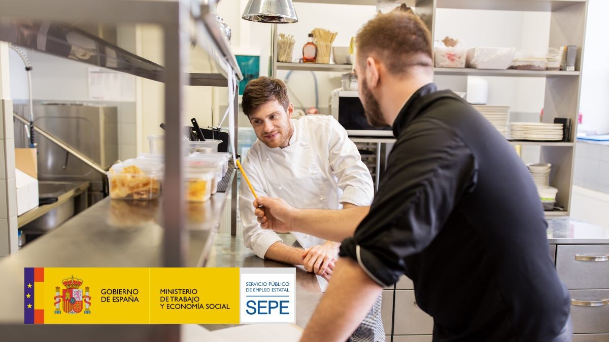Ofertas de empleo del SEPE para jóvenes Dos jóvenes trabajando como cocineros