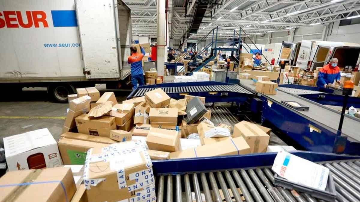 Un trabajador de SEUR en uno de sus almacenes