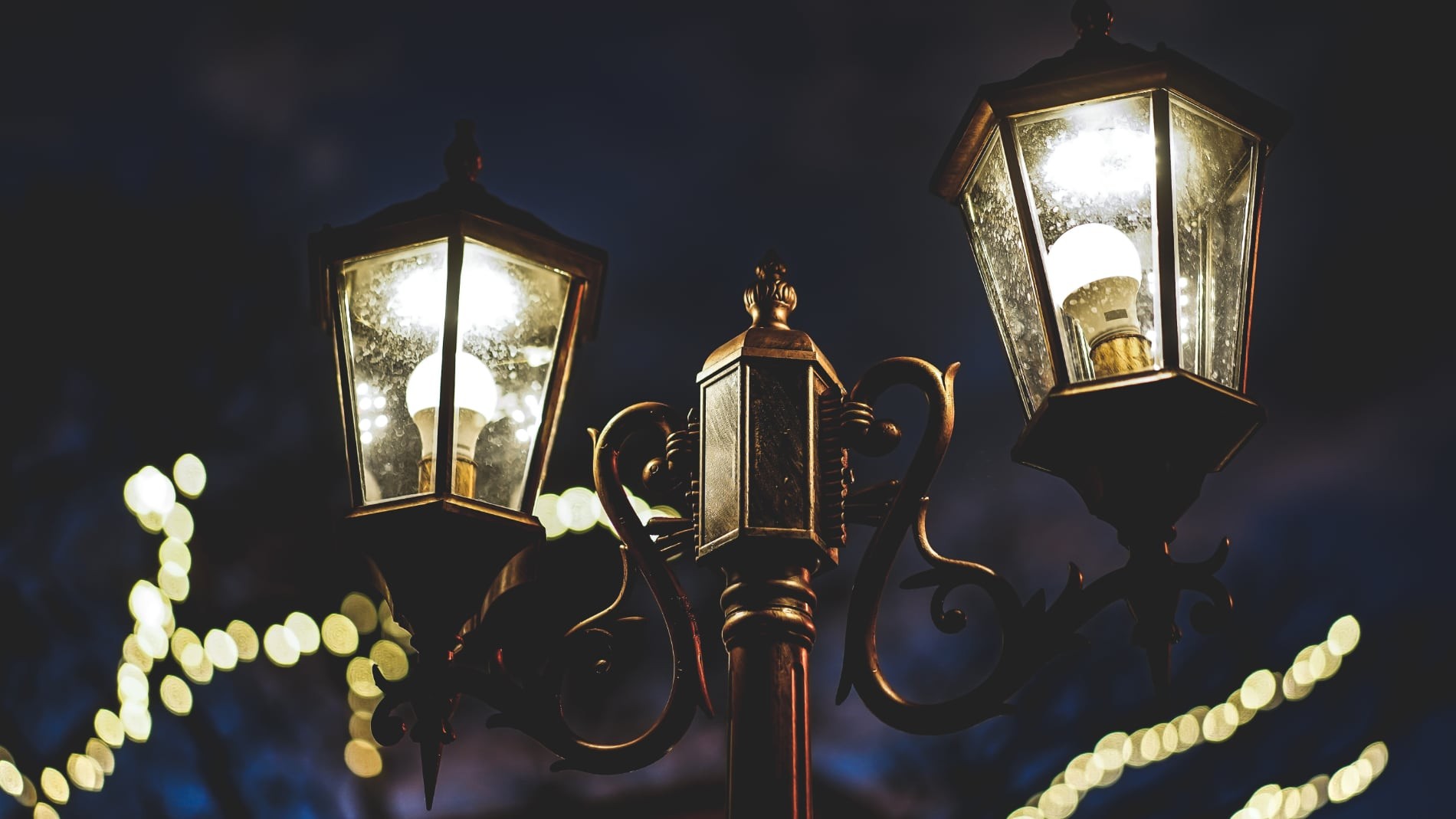 Precio de la luz sábado 14 de enero Farola alumbrando