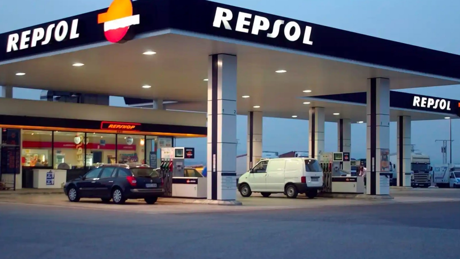 Gasolinera Repsol con varios vehículos
