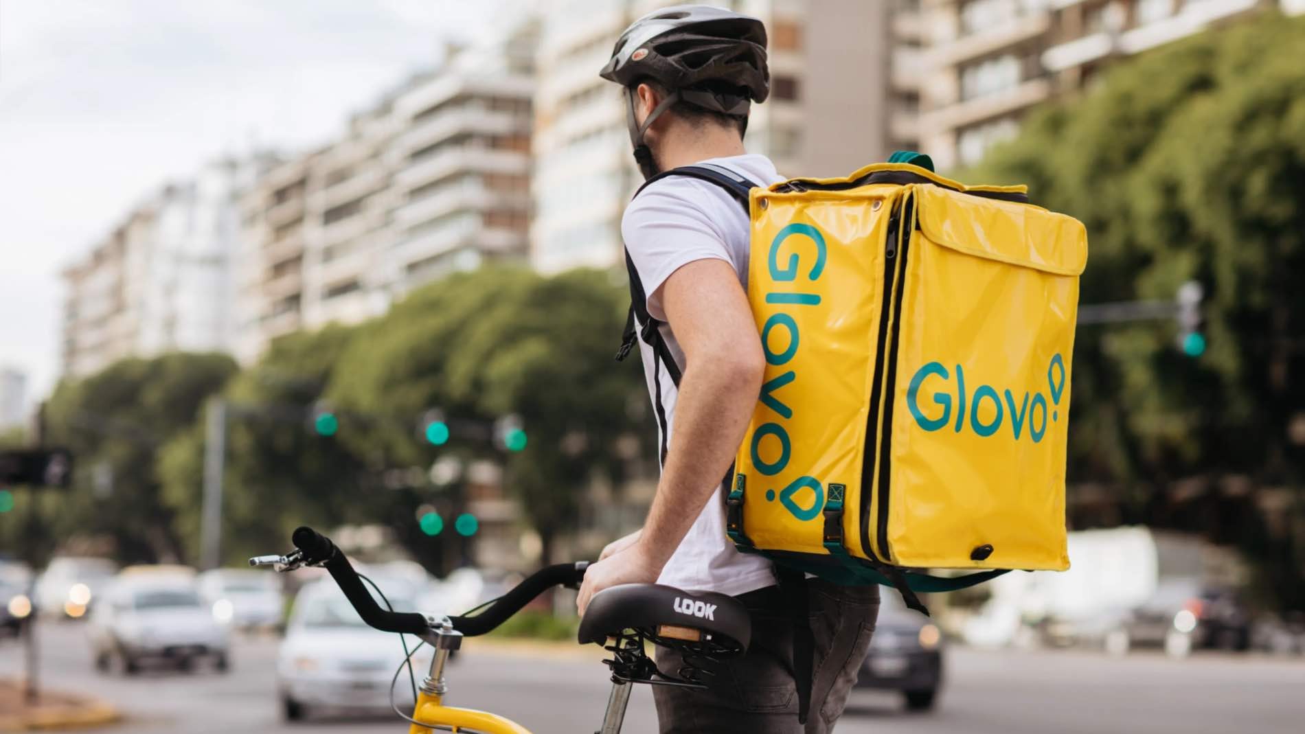 Glovo anuncia el despido del 6,5% de su plantilla un 'rider' de Glovo entregando pedidos a domicilio
