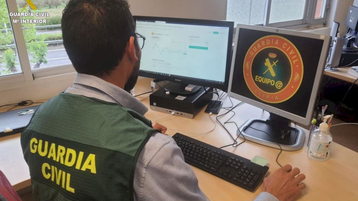 La Guardia civil alerta de una nueva estafa: no cojas este papel Agente Guardia Civil detectando estafas