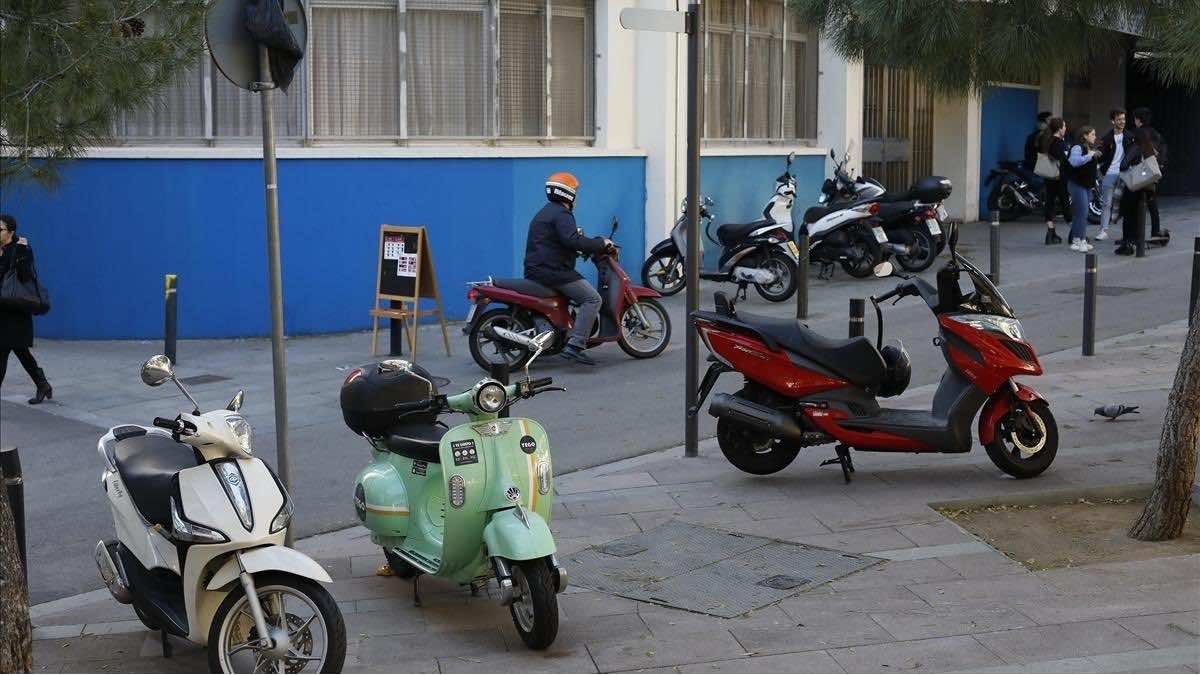 Una de las multas más desconocidas de la DGT: ¿dónde no se puede aparcar la moto? Multa más común de la DGT por aparcar la moto