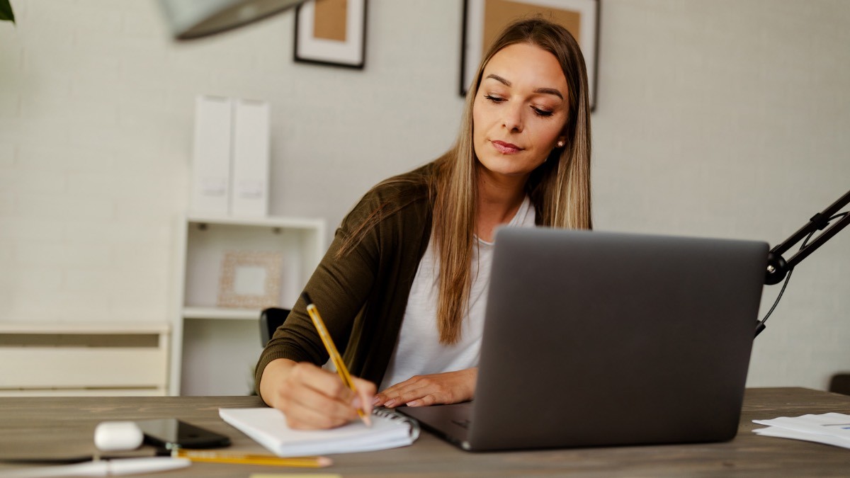 Una persona trabajadora frente al ordenador