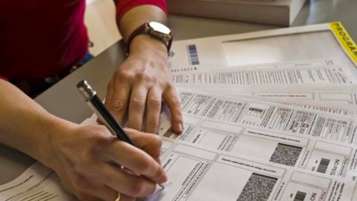 Persona realiza declaración de la Renta persona realiza declaración de la Renta
