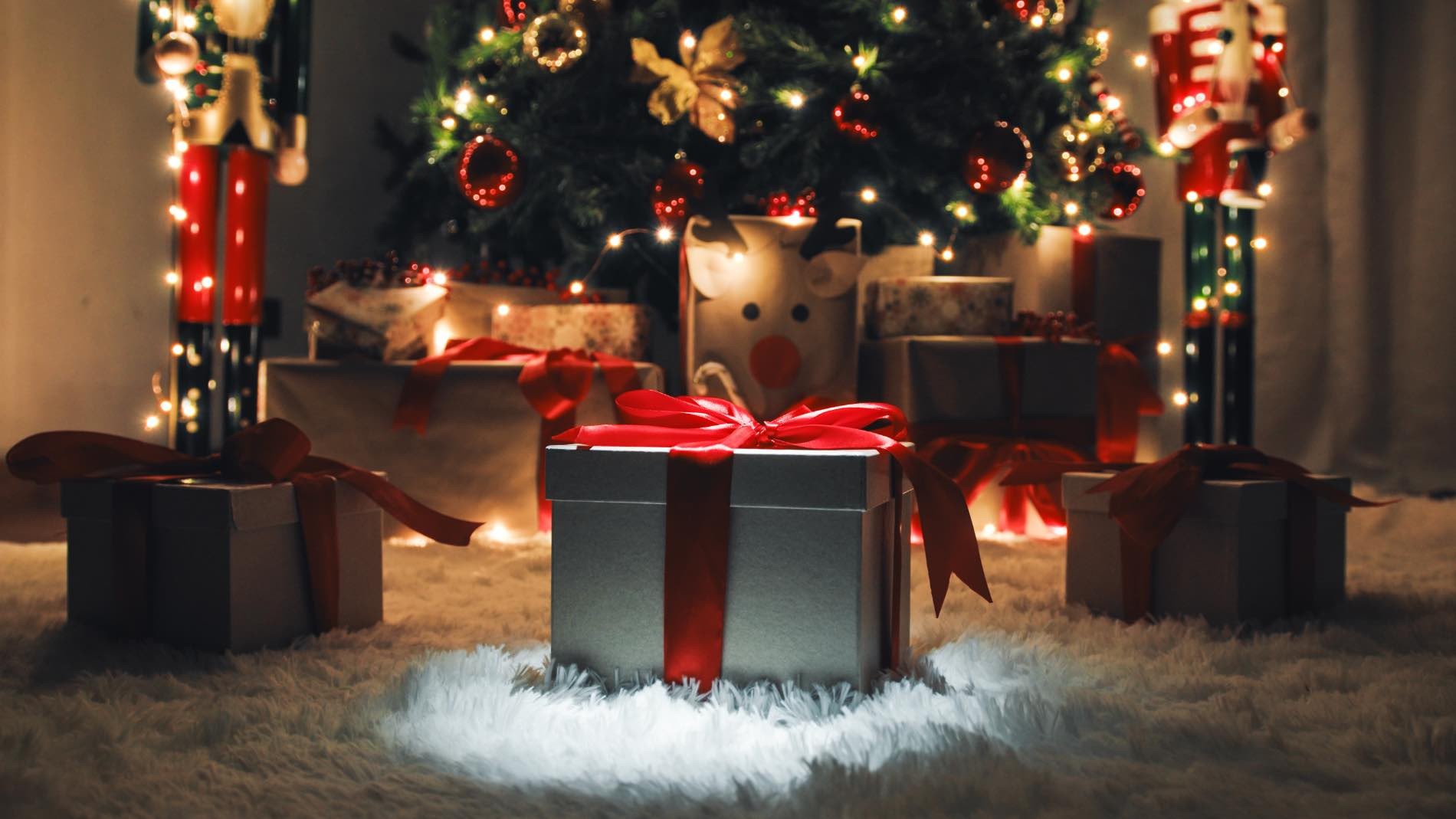 regalo debajo árbol de Navidad