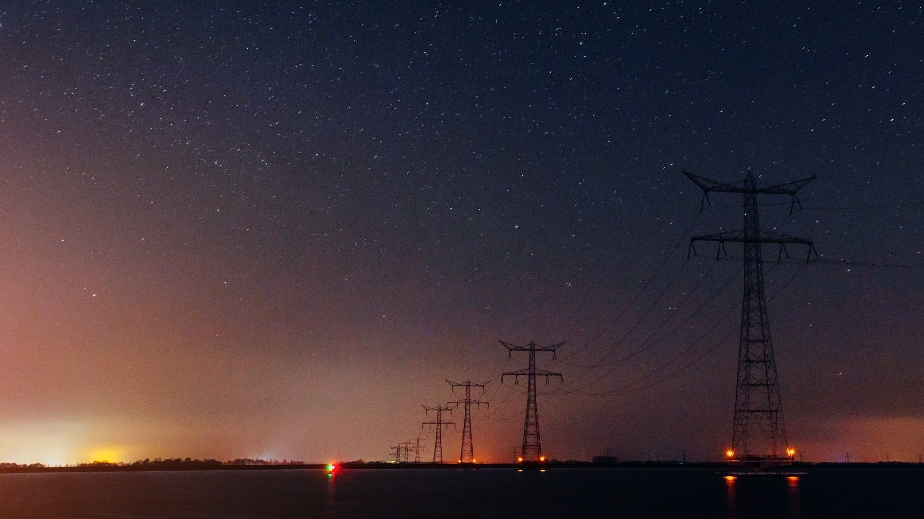 tendido eléctrico en la noche