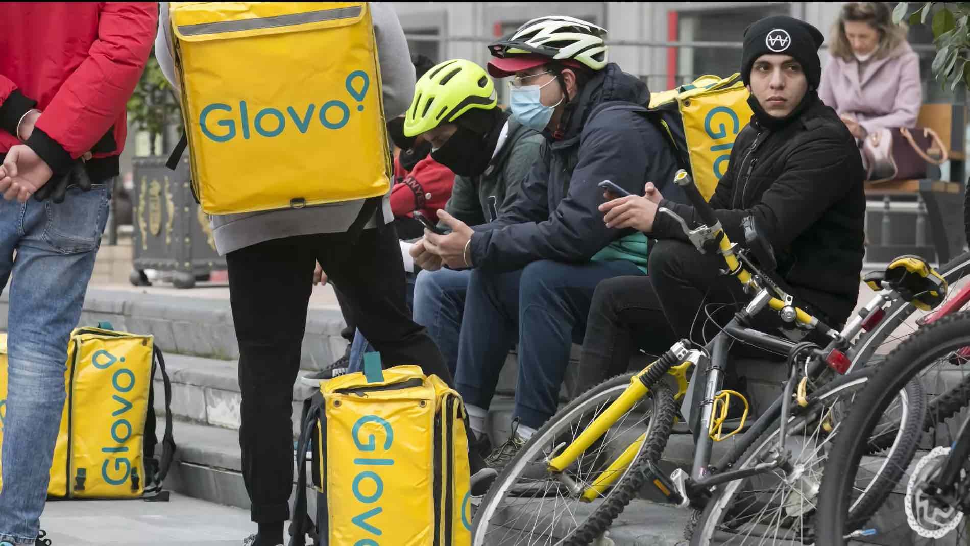 Trabajo multa a Glovo con más de 56 millones de euros por emplear inmigrantes sin papeles trabajadores de Glovo esperando entregar los pedidos