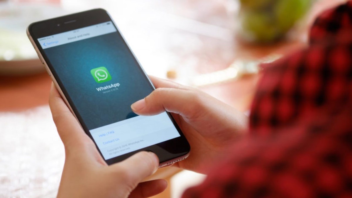 Las empresas pueden meter en grupos de WhatsApp a los trabajadores sin su permiso