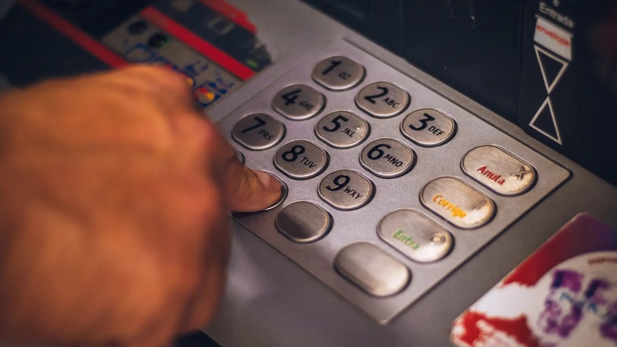 Lo avisa la Guardia Civil: si te pasa esto en el cajero automático, no te vayas