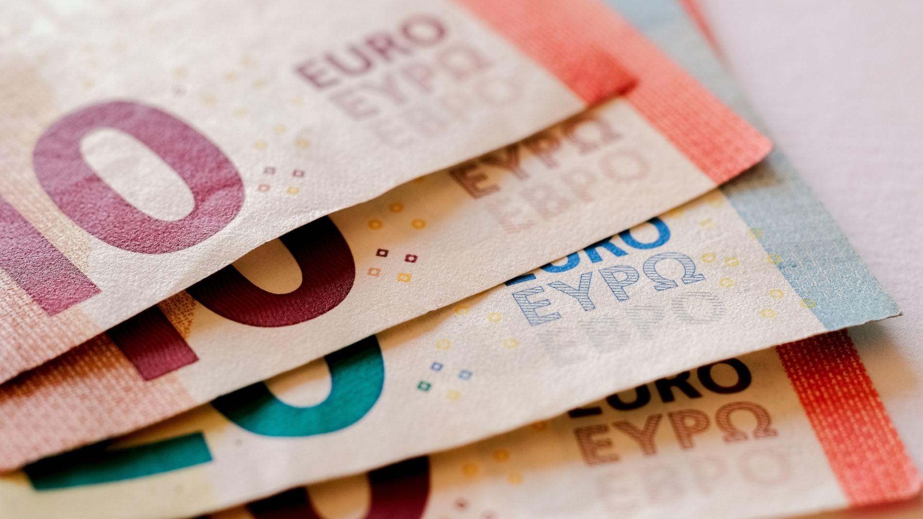 Todas las ayudas del Gobierno de España incompatibles con el Ingreso Mínimo Vital (IMV). billetes euros