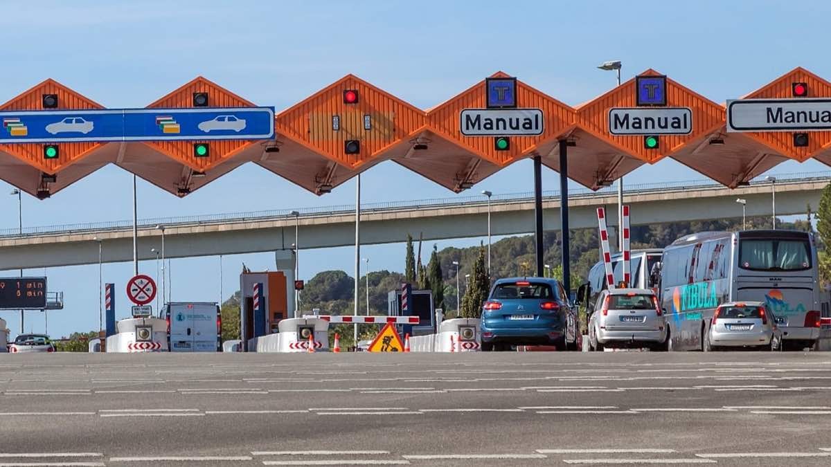 Fila de coches esperando para pagar peaje