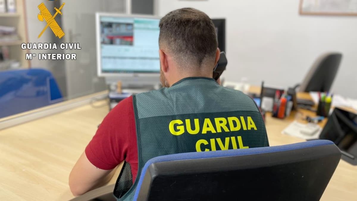 La Guardia Civil avisa: ya se puede denunciar por internet Agente de la Guardia Civil