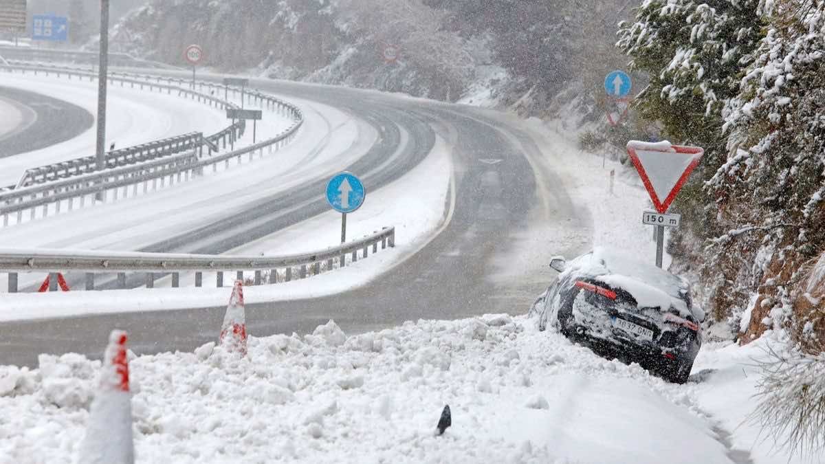 Alerta de la DGT por la nieve que cae en las carreteras de España