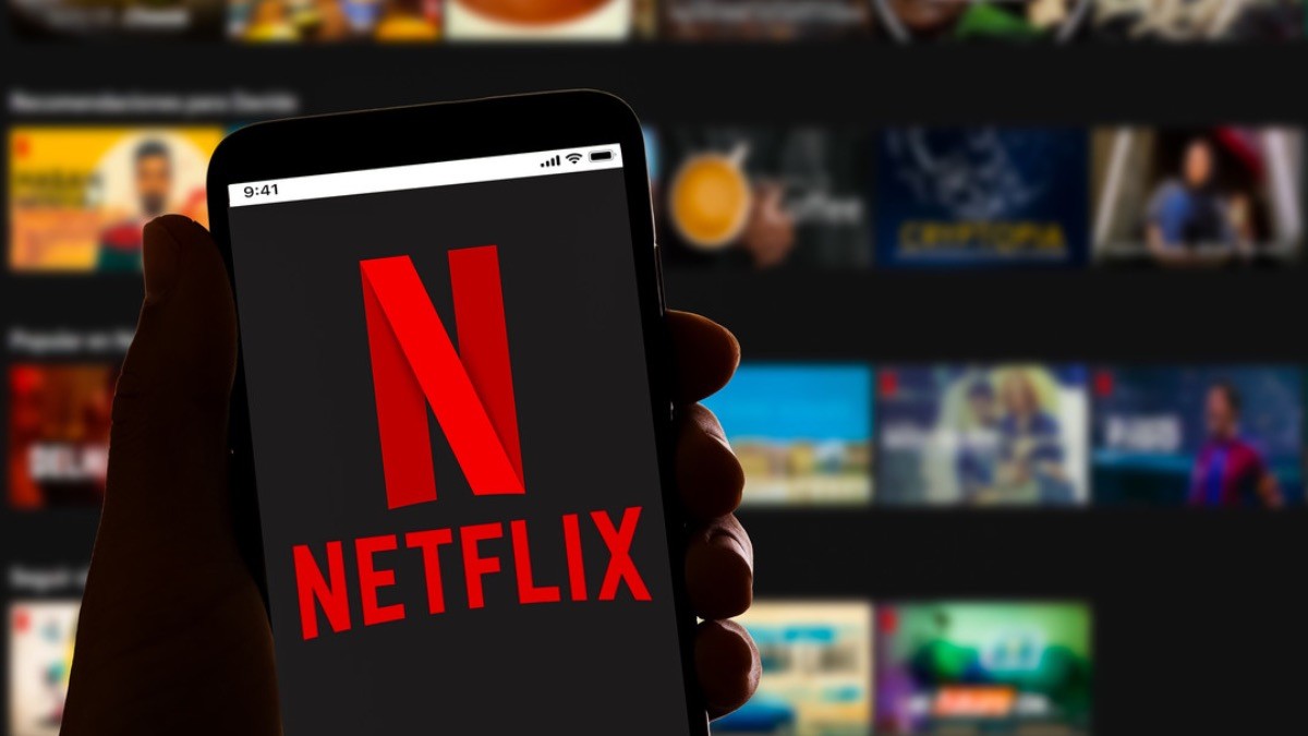 Cliente de Netflix sosteniendo teléfono móvil con aplicación