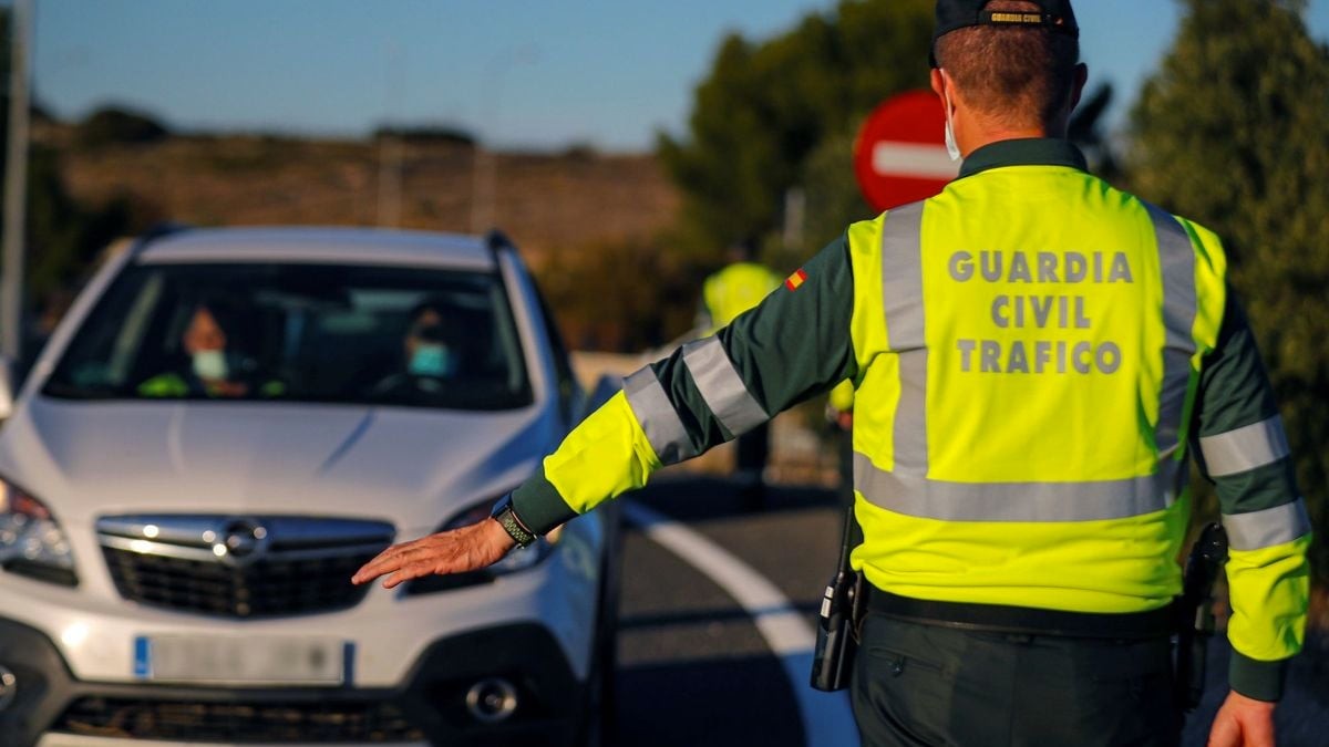 Guardia Civil de tráfico detiene a un vehículo