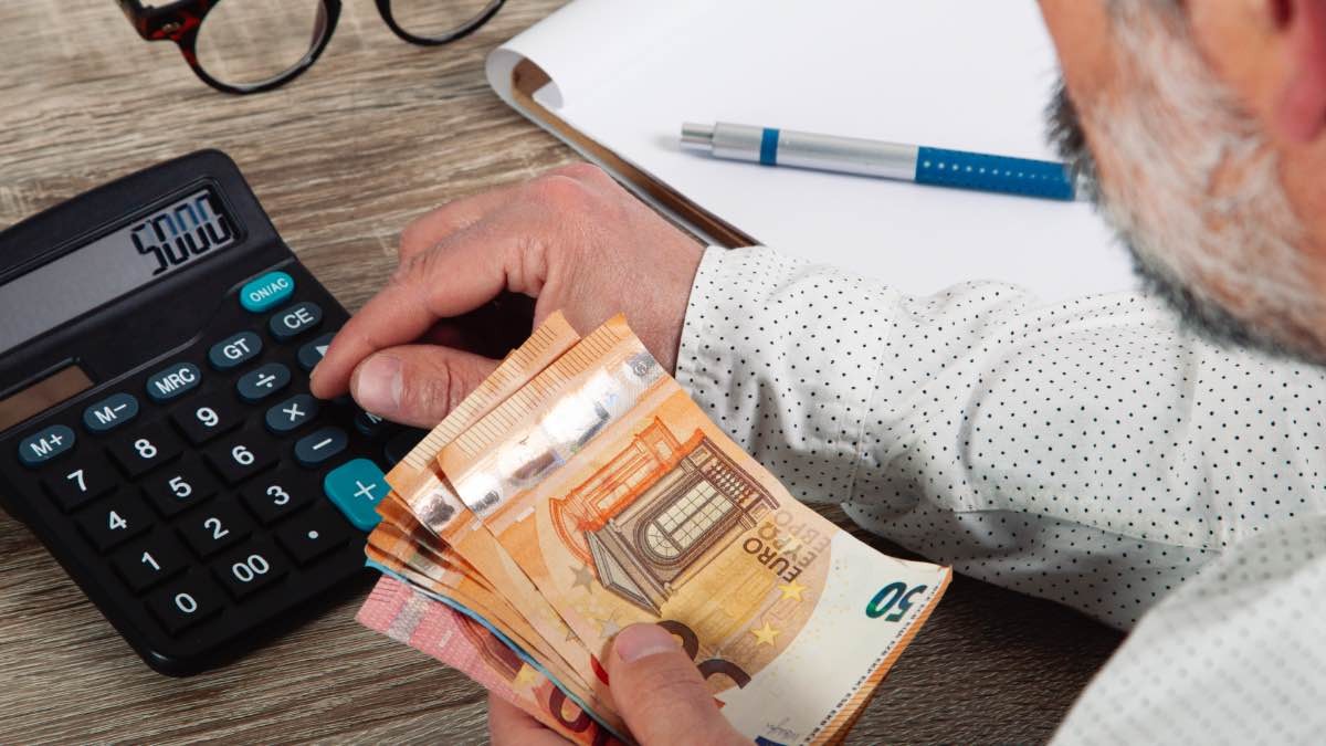 Hombre calculando la cuota de su hipoteca