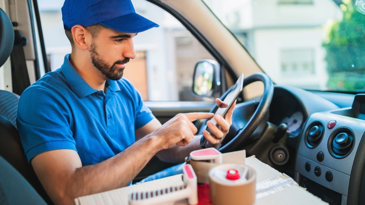 Oferta de empleo del SEPE para conductores y repartidores El SEPE publica una oferta de empleo para conductores: findes libres y sueldo de 1.800 euros